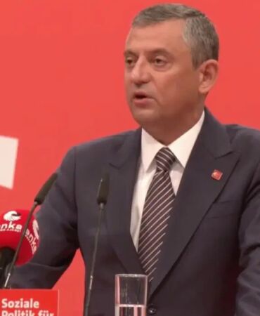 Özgür Özel Berlin'de konuştu 'Demokrasi tarihimizin en ağır saldırısıyla karşı karşıyayız'