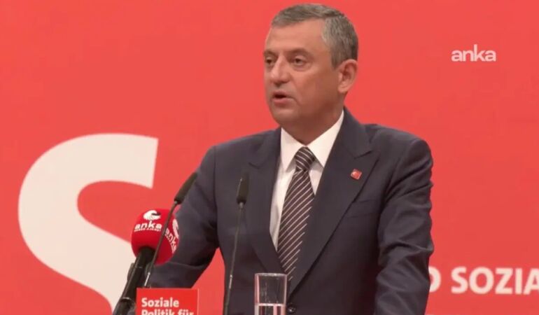Özgür Özel Berlin'de konuştu 'Demokrasi tarihimizin en ağır saldırısıyla karşı karşıyayız'