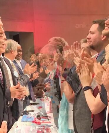 Özgür Özel, Berlin'deki SPD Kongresi'nde ayakta alkışlandı