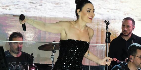 Ünlü şarkıcı sahnede fenalaştı: Sevcan Orhan hastaneye kaldırıldı!