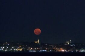Yazın habercisi 'Çilek Dolunayı' İstanbul semalarında büyüledi