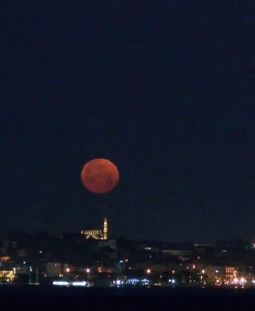 Yazın habercisi 'Çilek Dolunayı' İstanbul semalarında büyüledi