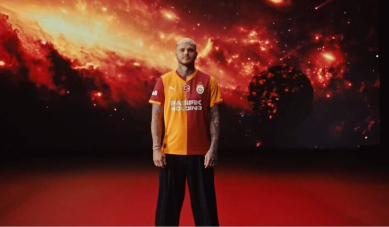 Galatasaray yeni sezon formalarını yıldızlarıyla tanıttı!