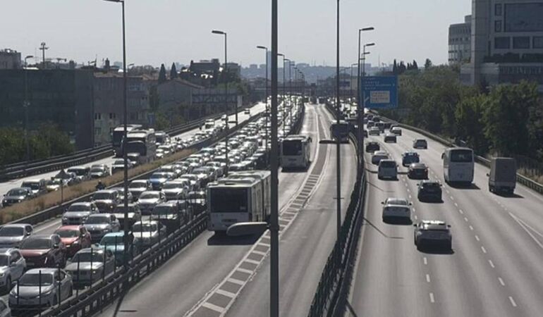İstanbul’da yollar boşaldı, yoğunluk yüzde 4’e geriledi!