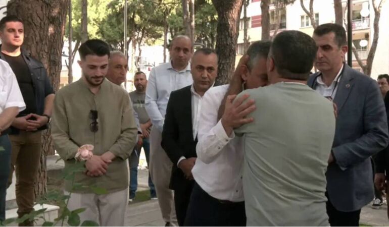 Şehitliğe bayram ziyaretinde Şehit Enes Budak’ın babası, Özgür Özel’i alnından öptü