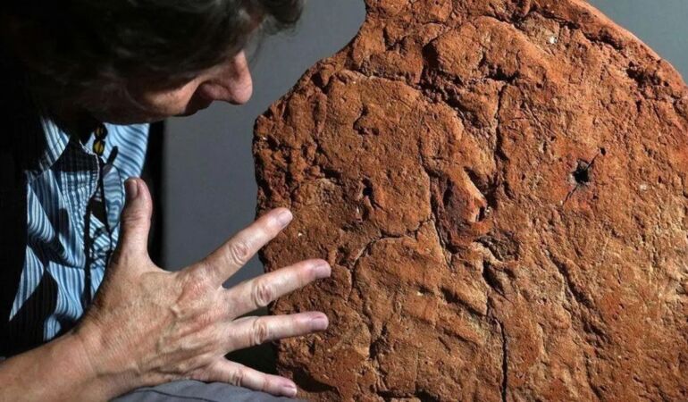 Antik mezarda binlerce yıllık el izi ortaya çıktı!