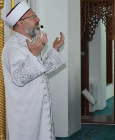 Ali Erbaş Şırnak’ta yatsı namazı sonrası camide dua etti