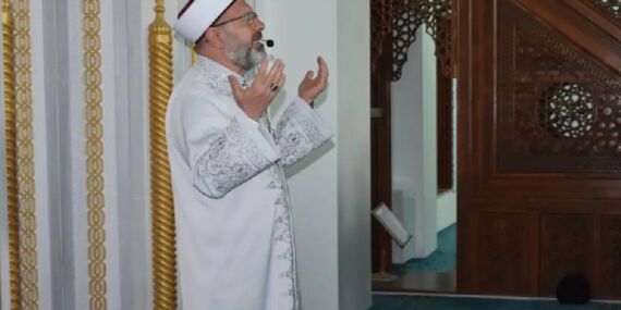 Ali Erbaş Şırnak’ta yatsı namazı sonrası camide dua etti