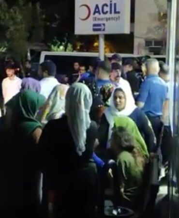 Annesini bıçakla yaralayan kardeşini öldürdü!