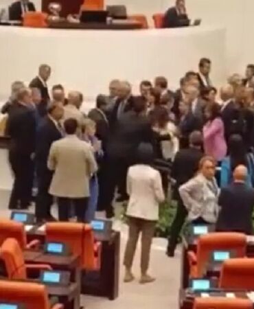 CHP'li vekiller kürsüye yürüdü, meclis kapandı!