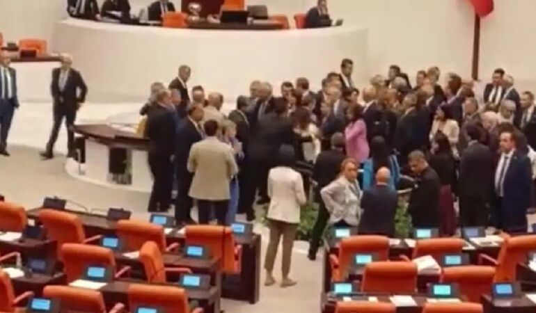 CHP'li vekiller kürsüye yürüdü, meclis kapandı!