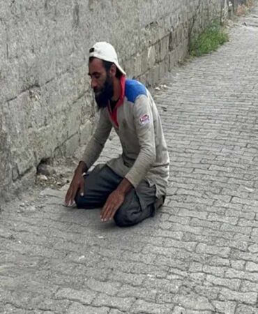 Denetimden kaçmak için namaz kıldı!