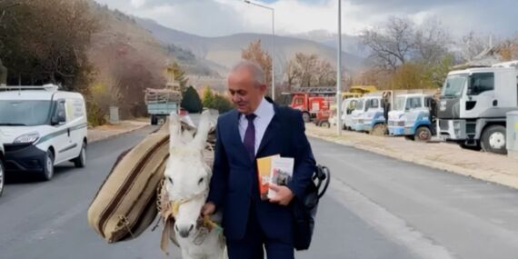 “Eşekli Dostoyevski” Ersin Bilge’den Posof’lu 600 öğrenciye destek