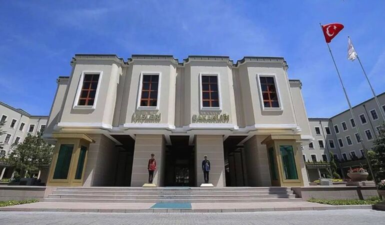 İçişleri Bakanlığı’ndan 'Atatürk posteri' açıklaması 'Amaç siyasi simgeler değil, sadece Türk bayrağı'