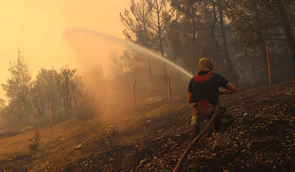 İzmir ve Manisa yanmaya devam ediyor… Yangına 3'üncü gününde havadan ve karadan müdahale sürüyor