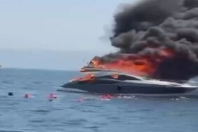 Kınalıada açıklarındaki teknede yangın 12 yolcu mahsur kaldı