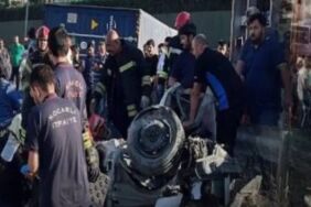 Kocaeli'de TIR ve iki otomobil çarpıştı, 5 kişi hayatını kaybetti