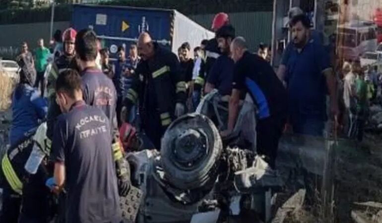 Kocaeli'de TIR ve iki otomobil çarpıştı, 5 kişi hayatını kaybetti