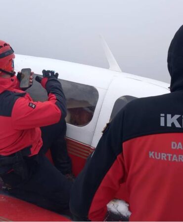 Rize'ye giderken düşen uçağın enkazına ulaşıldı