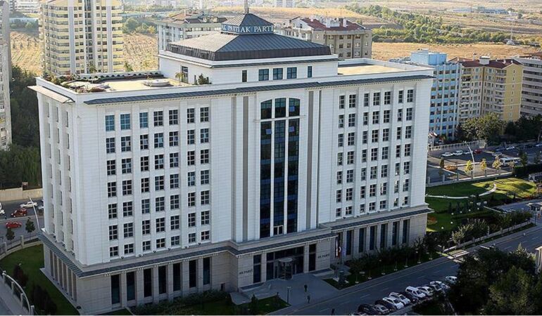 Sosyal medyadan duyurdu: AKP’de sürpriz istifa!