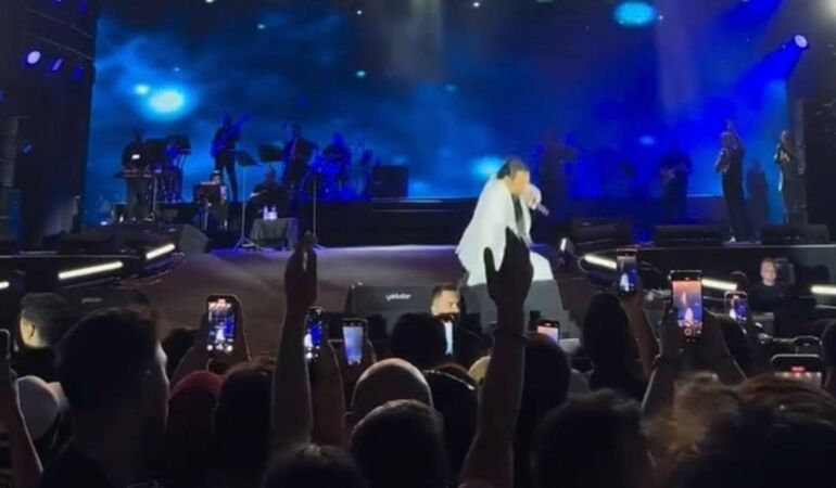 Bayhan’ın talihsiz anları: Şarkı söylerken yere düştü
