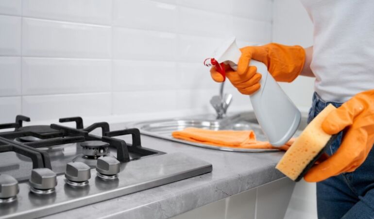 Pratik doğal yağ çözücü: Bu tarif ile ocağınız parıl parıl parlayacak!