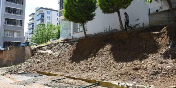 Samsun’da sağanak yağış: Apartmanın otopark duvarı yıkıldı!