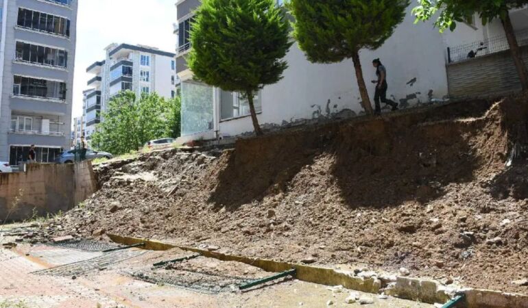 Samsun’da sağanak yağış: Apartmanın otopark duvarı yıkıldı!