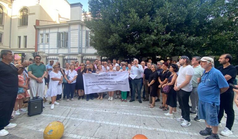 Kadıköy’de 17 Ağustos anması: “Deprem değil, ihmal öldürüyor!”