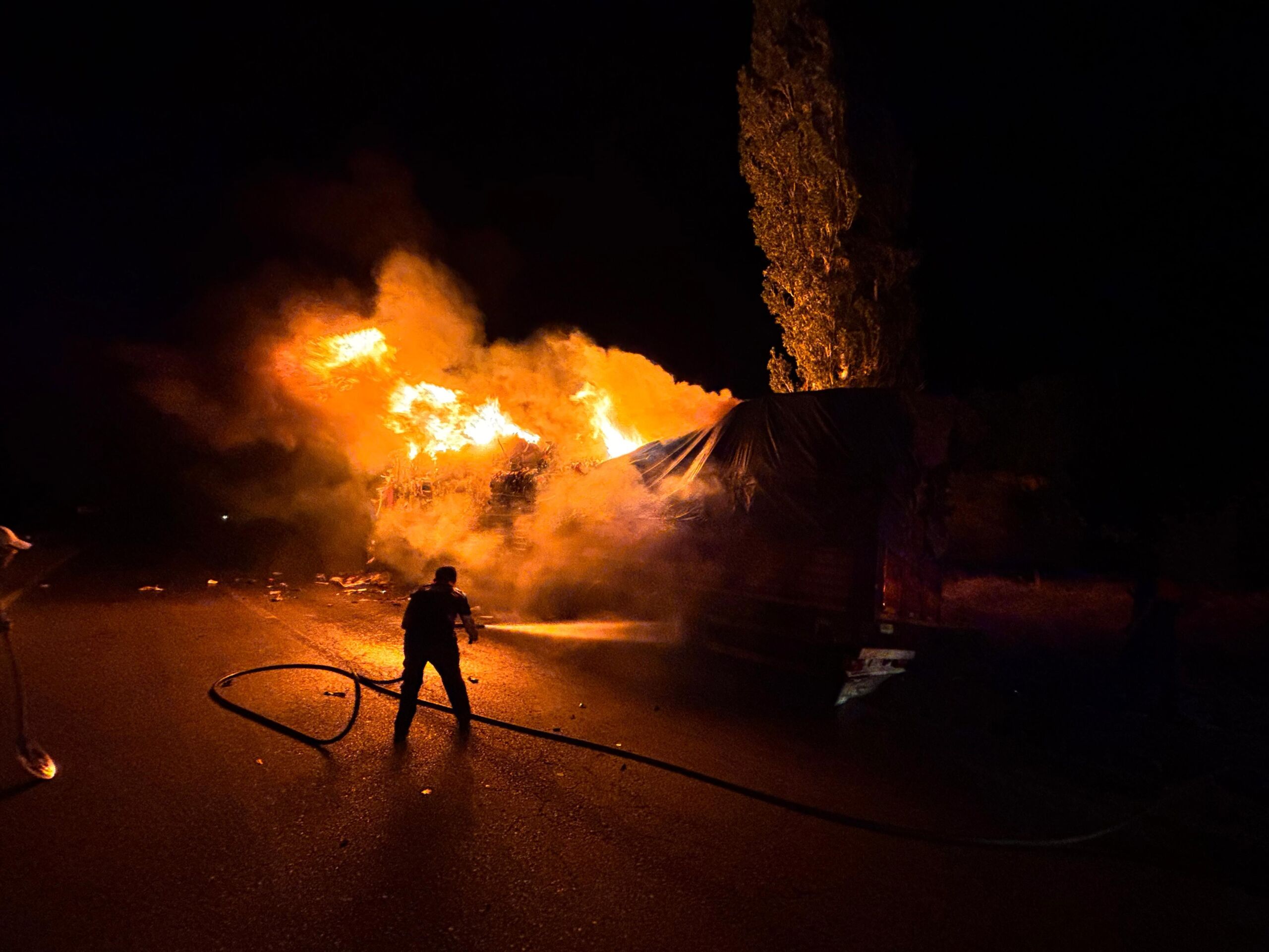 ÇORUM'DA ÇÖP YÜKLÜ TIR ALEV ALEV YANDI