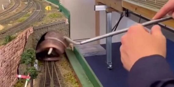 Evdeki oyuncak trenden çıkan dehşete düşürdü!