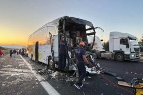 Bolu’da yolcu otobüsü soğan yüklü kamyona çarptı Ölü ve yaralılar var