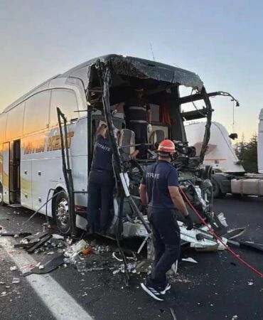 Bolu’da yolcu otobüsü soğan yüklü kamyona çarptı Ölü ve yaralılar var