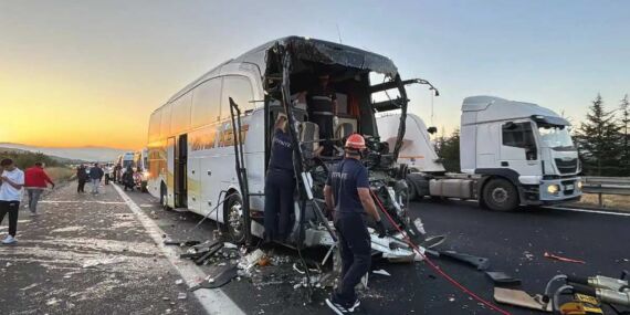 Bolu’da yolcu otobüsü soğan yüklü kamyona çarptı: Ölü ve yaralılar var!