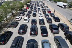 Gurbetçiler Kapıkule'de kilometrelerce kuyruk oluşturdu