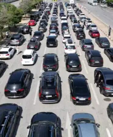 Gurbetçiler Kapıkule'de kilometrelerce kuyruk oluşturdu