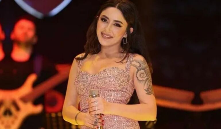 Melek Mosso hayranlarını korkuttu: Sahnede fenalaştı!