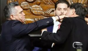 Meksika Senatosu'nda ortalık birbirine girdi Muhalif lider Meclis Başkanına saldırdı