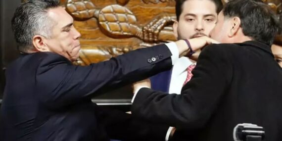 Meksika Senatosu’nda ortalık birbirine girdi: Muhalif lider Meclis Başkanına saldırdı!