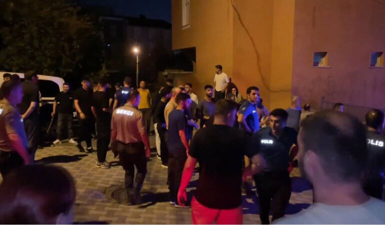 İstanbul’da sokak ortasında dehşet saçtı: Satırla kadının boğazını keserek katletti!