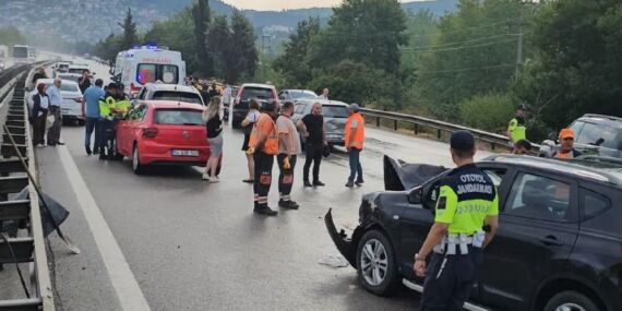 TEM Otoyolu’nda feci kaza: 10 araç birbirine girdi!