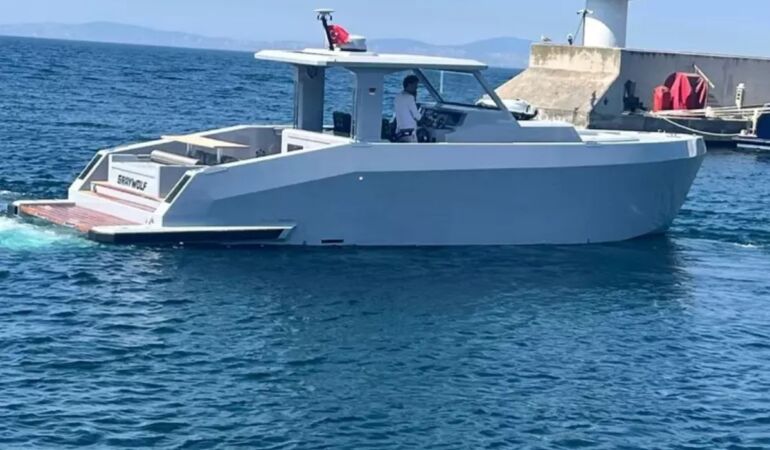 Teknesi parçalanmış halde bulunan iş insanı aranıyor