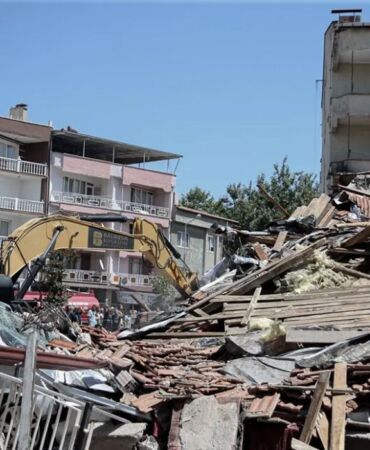 balıkesir depreminde yıklan binanın sahibine ve müteahhitine gözaltı kararı