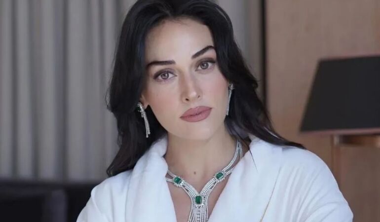 Esra Bilgiç’ten sevgilisi Faruk Sabancı ile romantik tatil pozları!