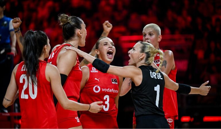 Alkışlar, Atatürk’ün kızlarına; uzatın alnınızı öpelim…