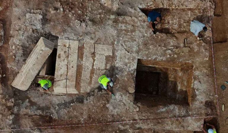 1700 yıllık sır çözüldü Arnavutluk’ta Roma dönemine ait görkemli mezar odası bulundu