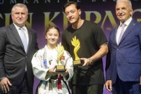 AKP MKYK Üyesi Mesut Özil’e ödül “Benim için gurur verici bir gece”