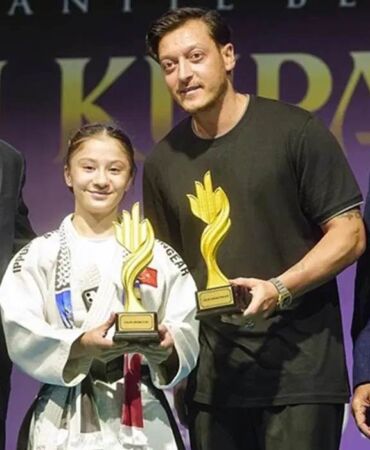 AKP MKYK Üyesi Mesut Özil’e ödül “Benim için gurur verici bir gece”
