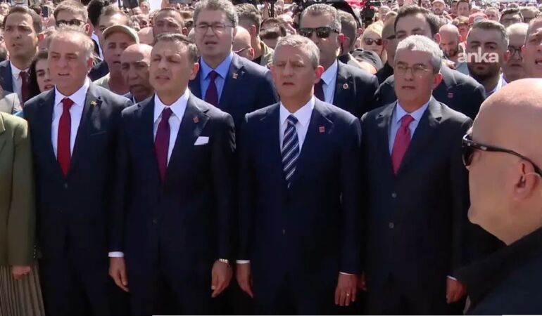 CHP 102. kuruluş yıldönümünü kutladı Özel ve Çelik Taksim’de