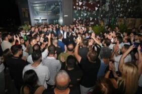 CHP İstanbul İl Başkanlığı önünde sabaha kadar kayyum nöbeti... Milletvekilleri ve yurttaşlar direnişte!